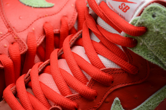 nike dunk low sb "strawberry cough" cw7093-601