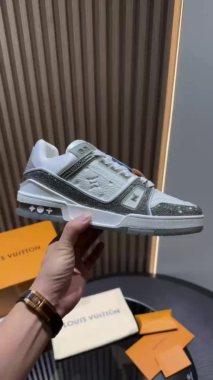 LV snekaers 122