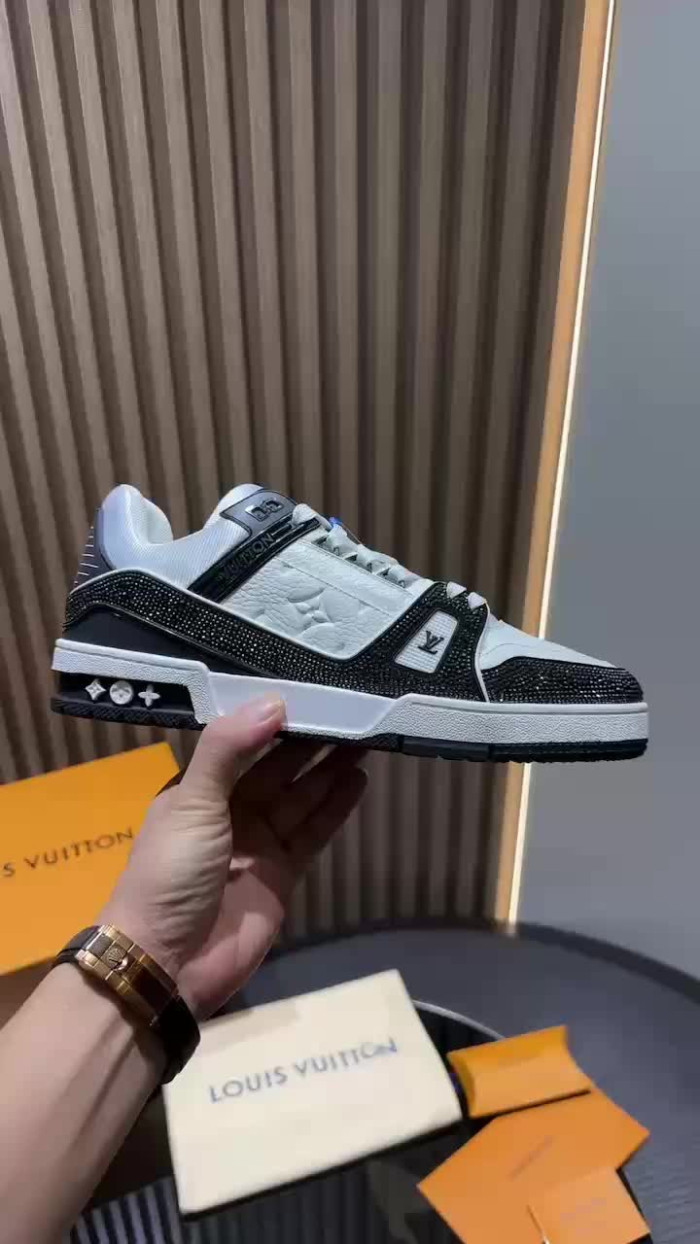 LV snekaers 124