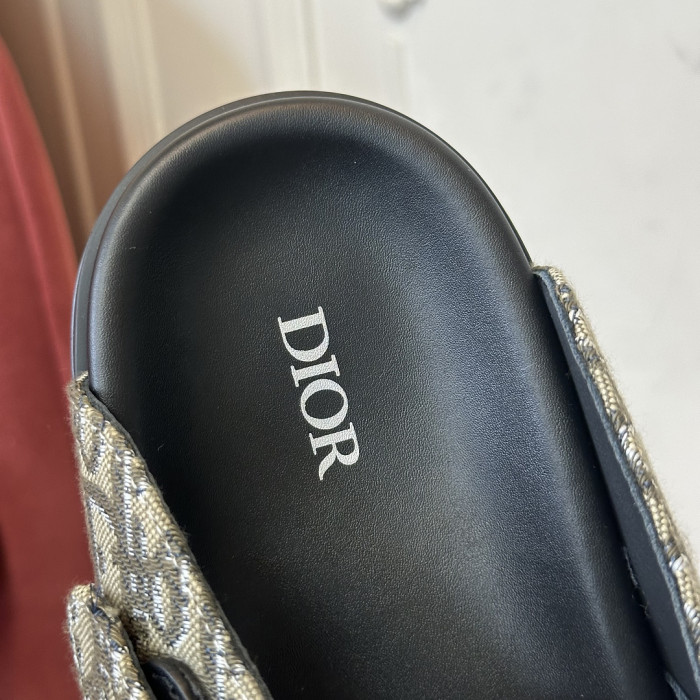 D10r SANDAL 22