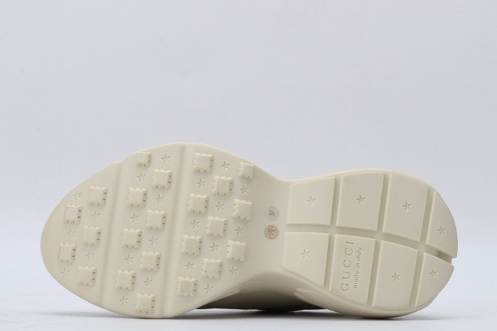 G*u*i* trainer sneaker3