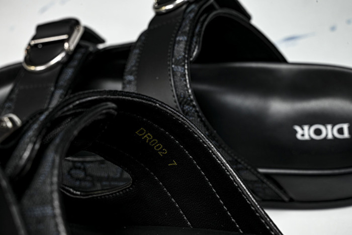 D10r SANDAL 13