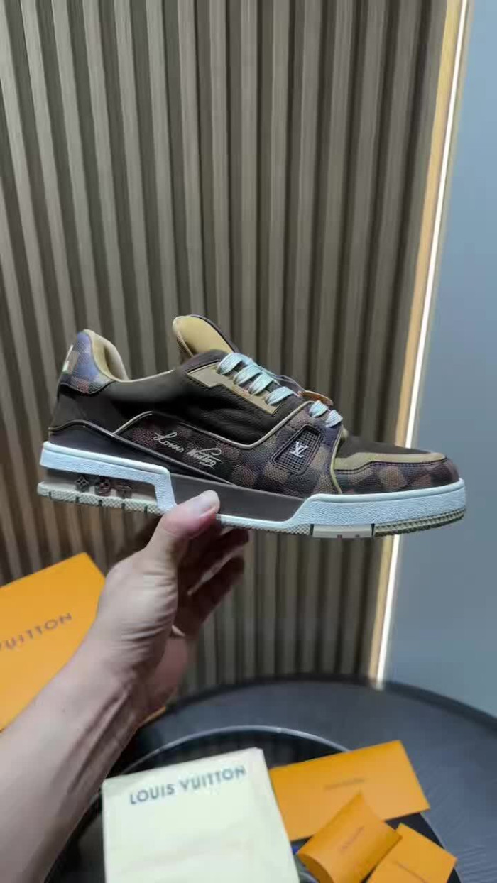 LV snekaers 240