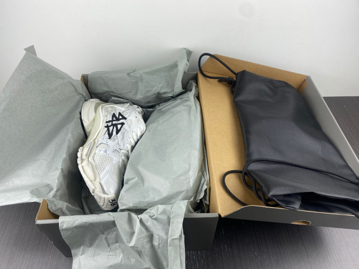 sneaker runner 202301051