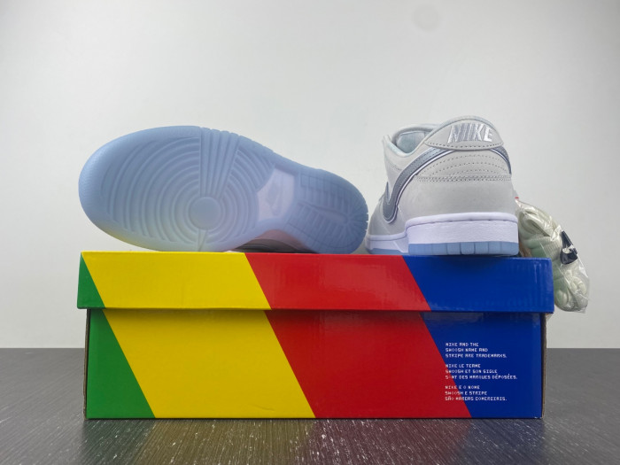 nike sb dunk low white lobster (friends and family)- fd8776-100